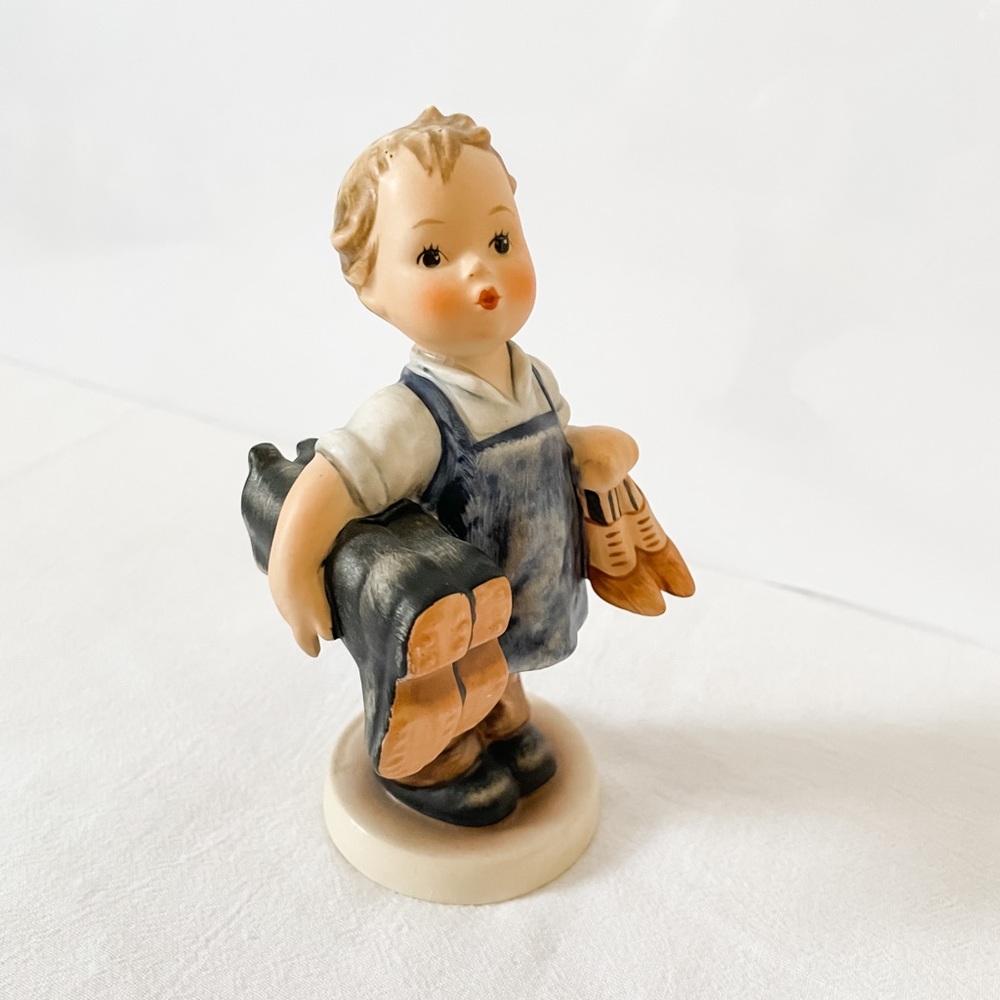 Boy as a cobbler Hummel
